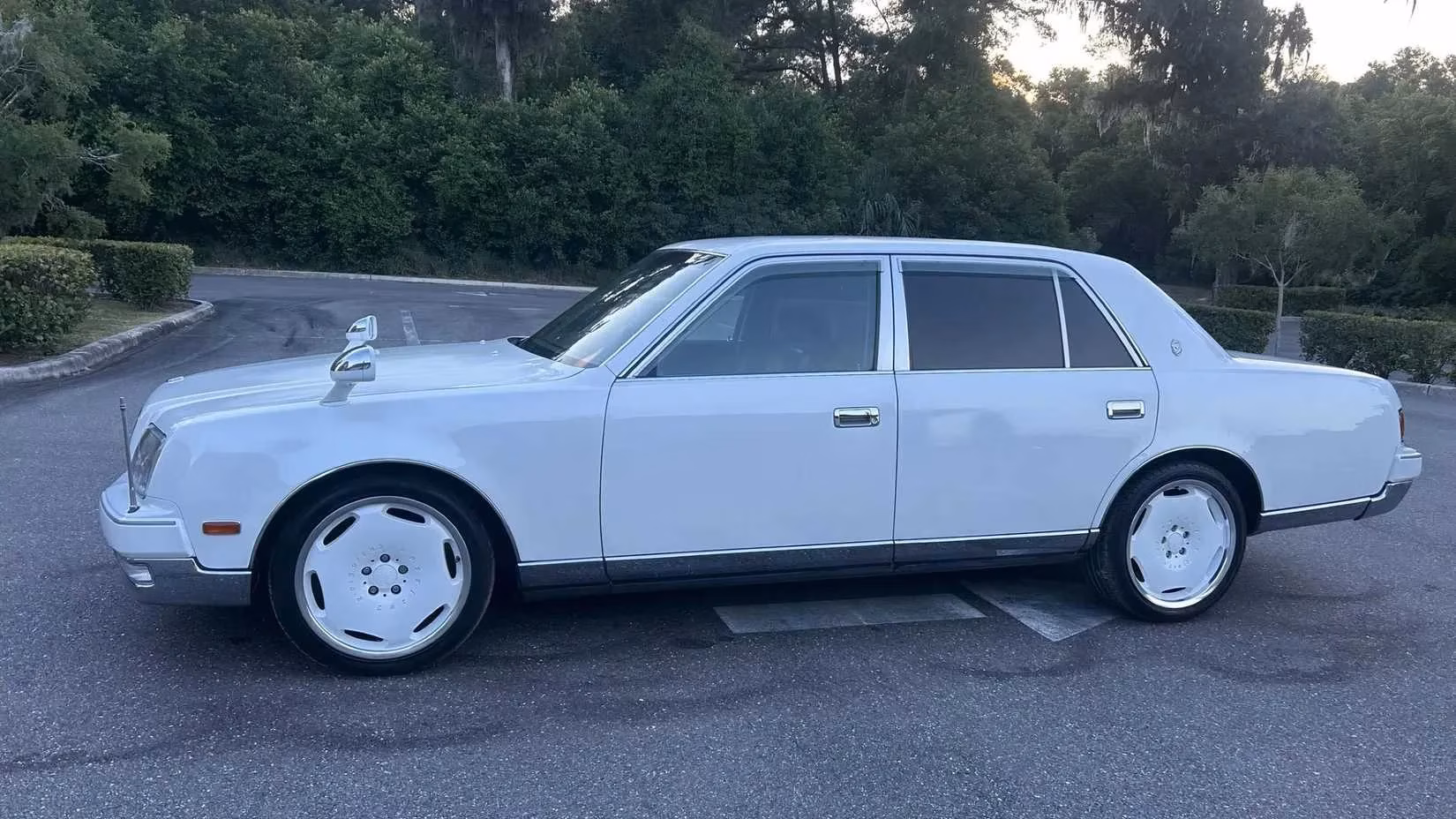 inside-the-toyota-century-japans-silent-throne-for-emperors-politicians-and-yakuza-image-3