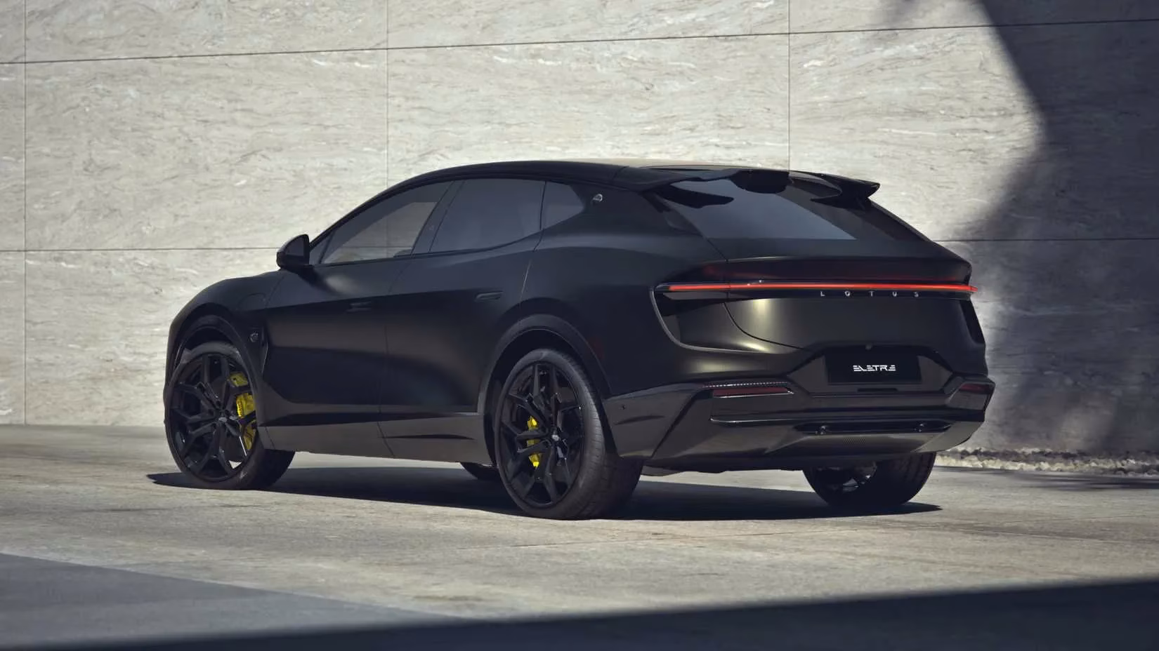 lotus-eletre-carbon-the-905-hp-hyper-suv-that-turned-carbon-into-a-story-image-2