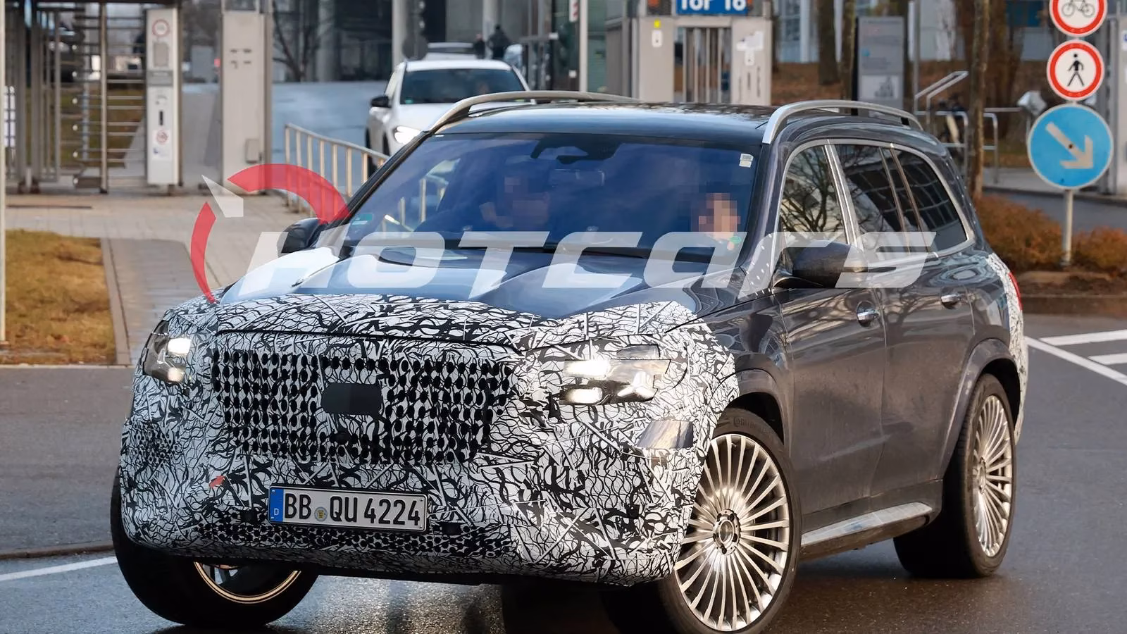 my-first-look-at-the-2026-mercedes-maybach-gls-facelift-spy-shots-image-0