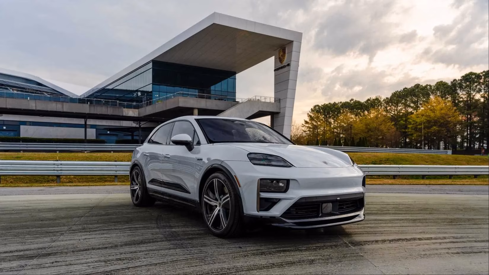 porsche-macan-leads-record-sales-in-2025-first-half-image-0