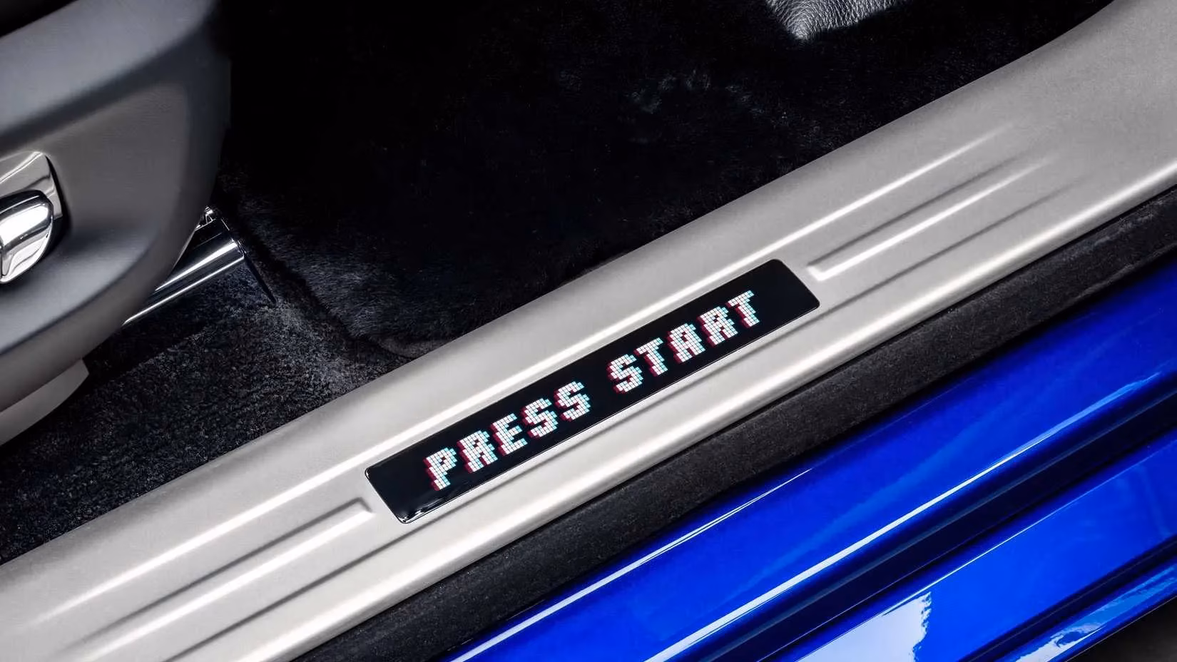 rolls-royce-s-pixelated-masterpiece-the-black-badge-ghost-gamer-commands-the-digital-highway-in-2026-image-4