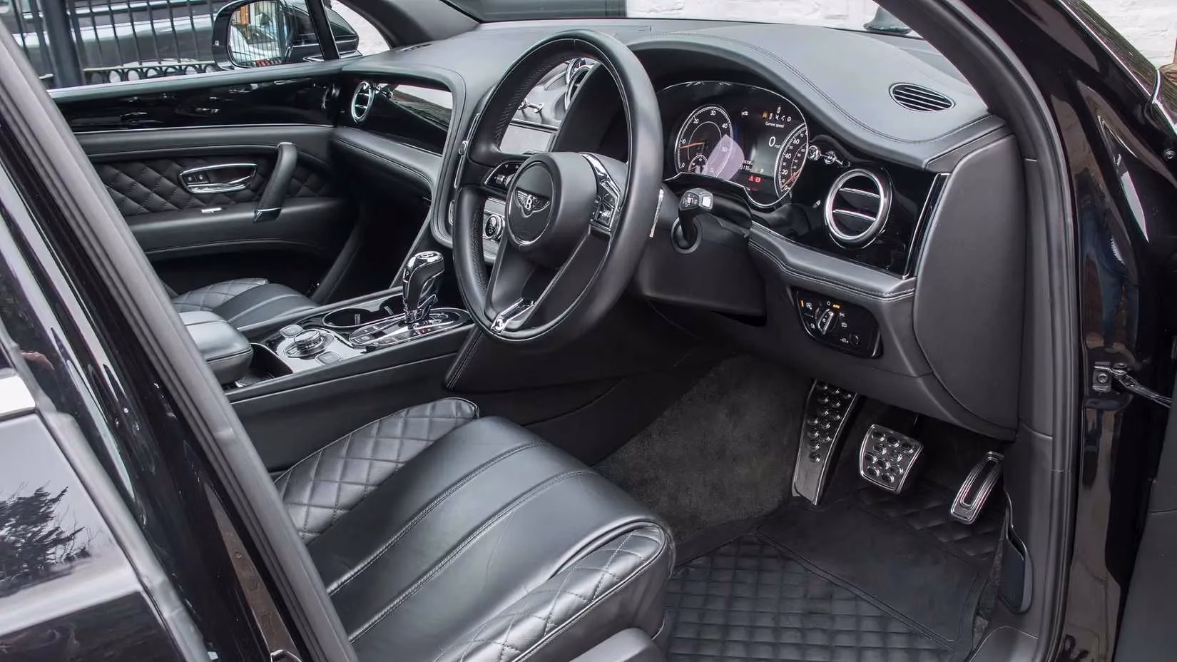 the-2018-bentley-bentayga-diesel-a-paradox-of-performance-luxury-and-fuel-efficiency-image-2