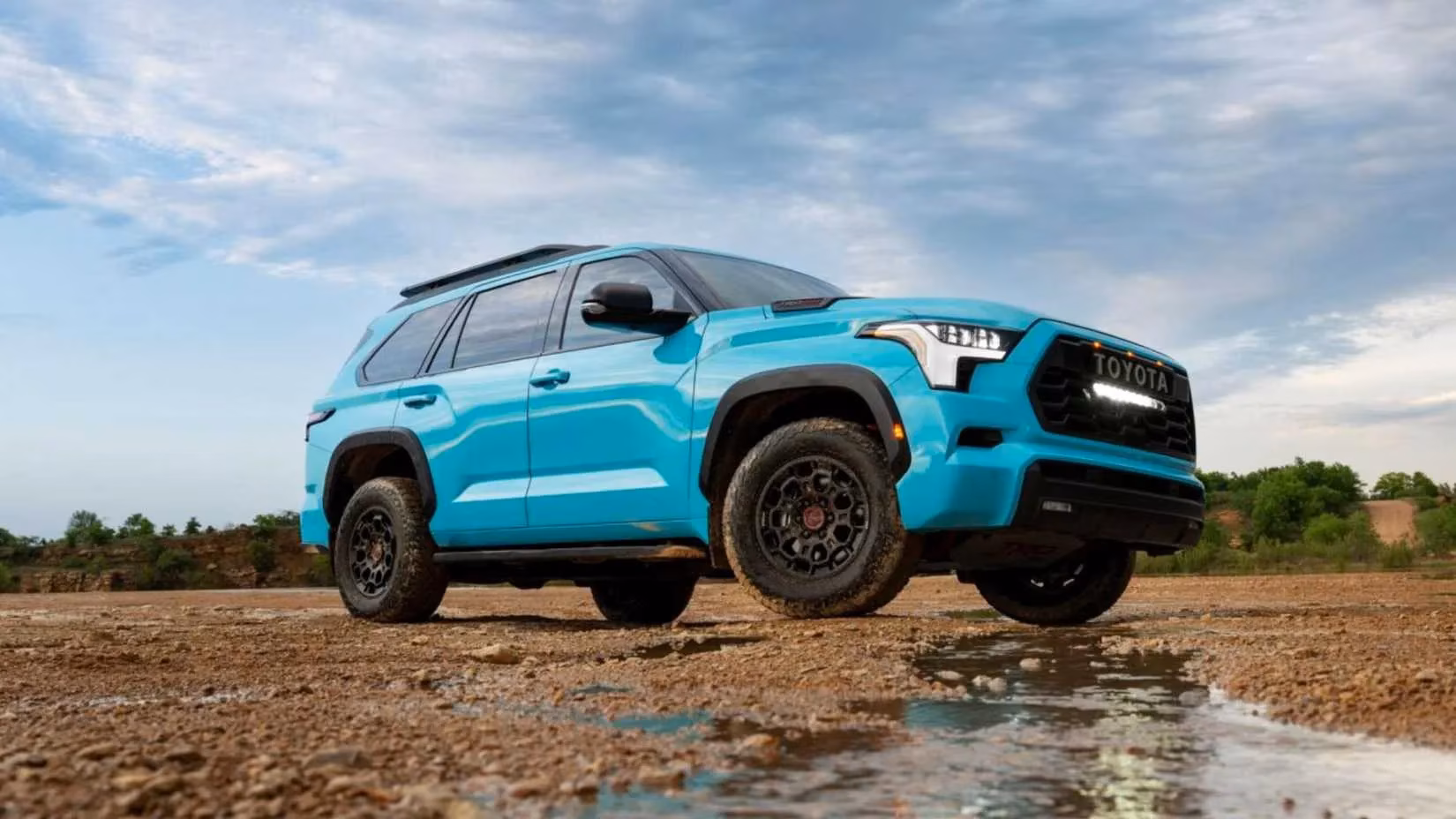 the-2026-toyota-sequoia-a-luxurious-and-potent-hybrid-suv-for-the-modern-adventurer-image-2