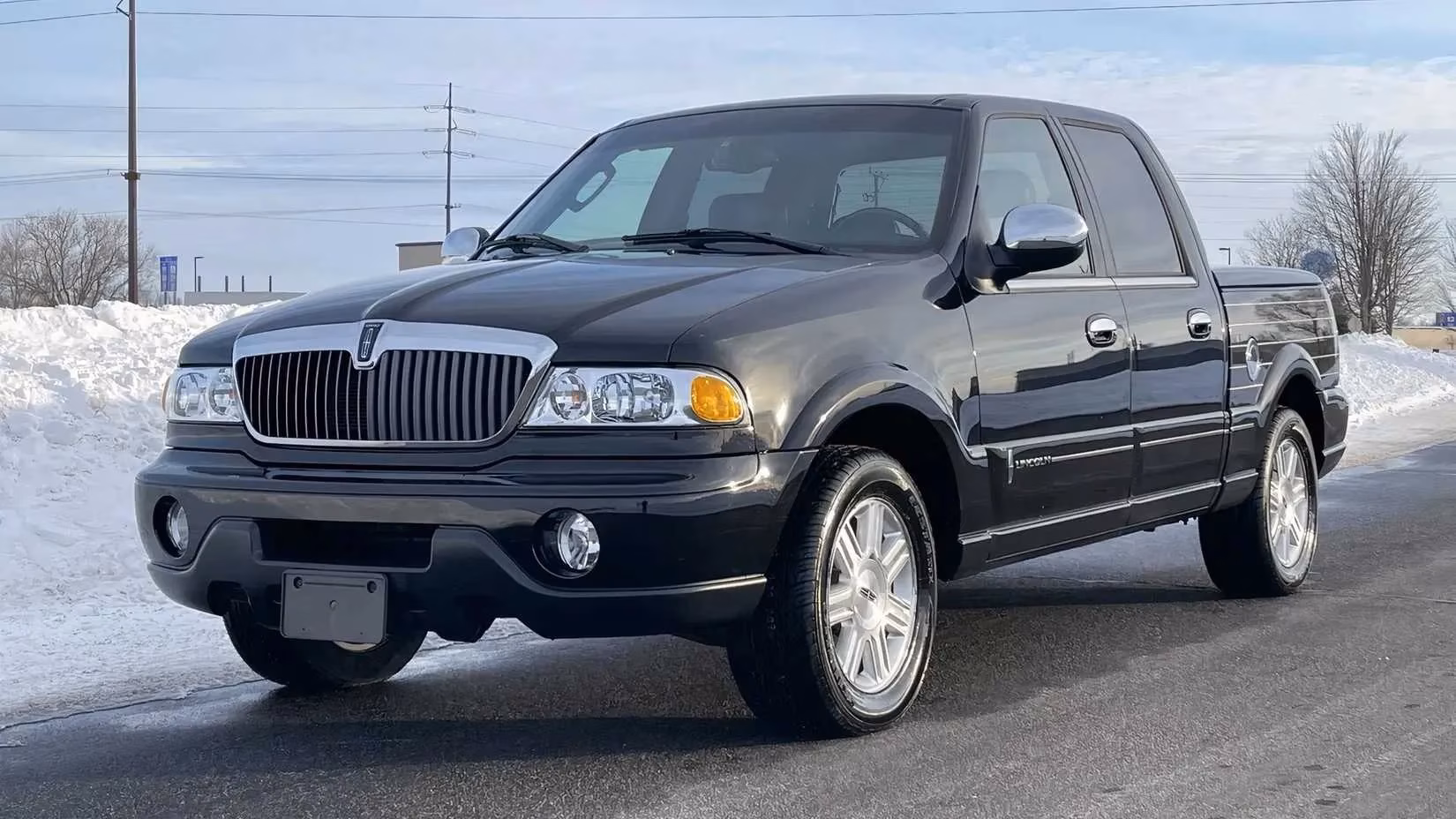 the-lincoln-blackwood-a-glittering-blunder-or-a-forgotten-gem-let-s-dive-into-the-story-of-2000s-luxury-pickup-trucks-image-0