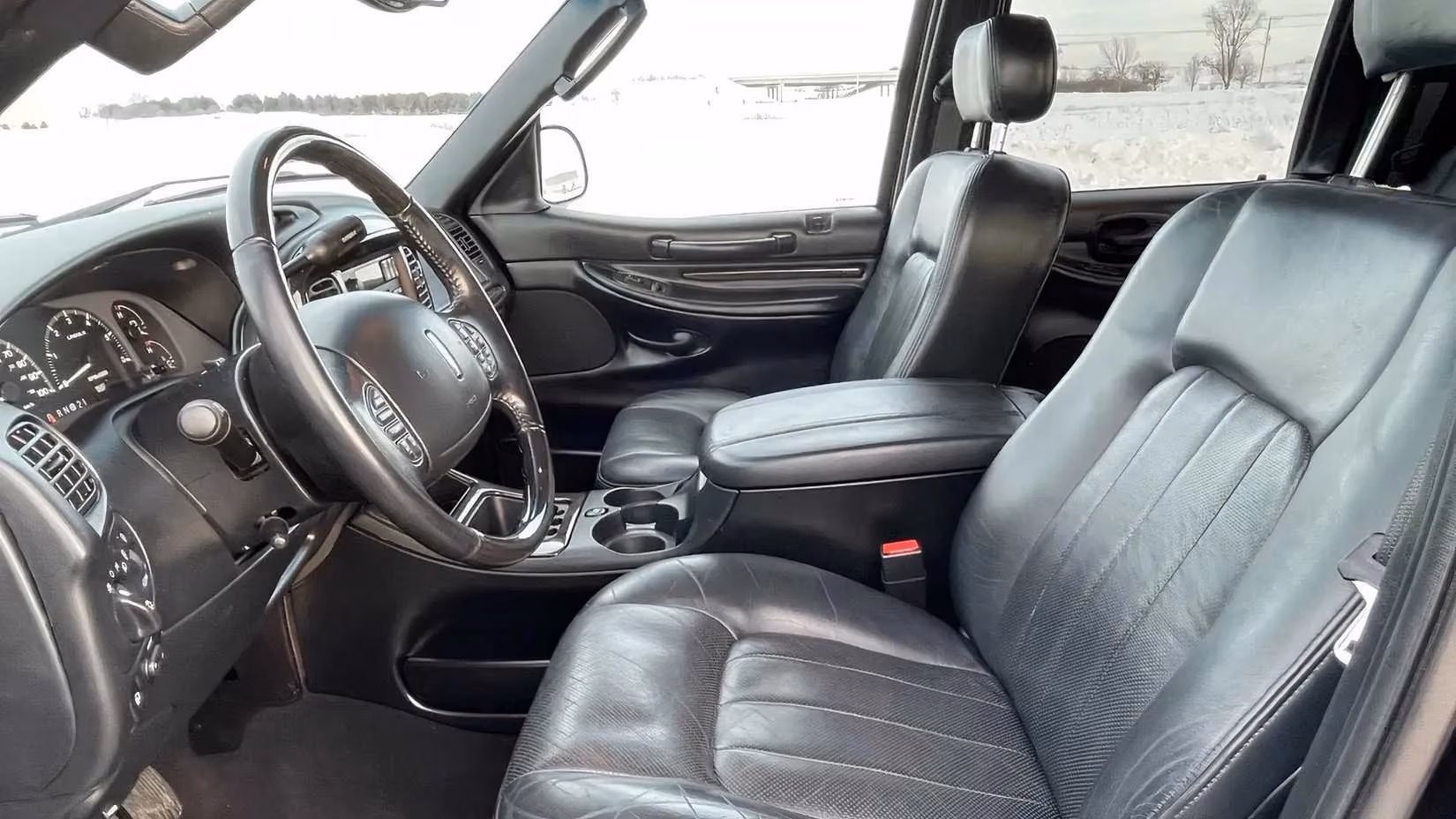 the-lincoln-blackwood-a-glittering-blunder-or-a-forgotten-gem-let-s-dive-into-the-story-of-2000s-luxury-pickup-trucks-image-1