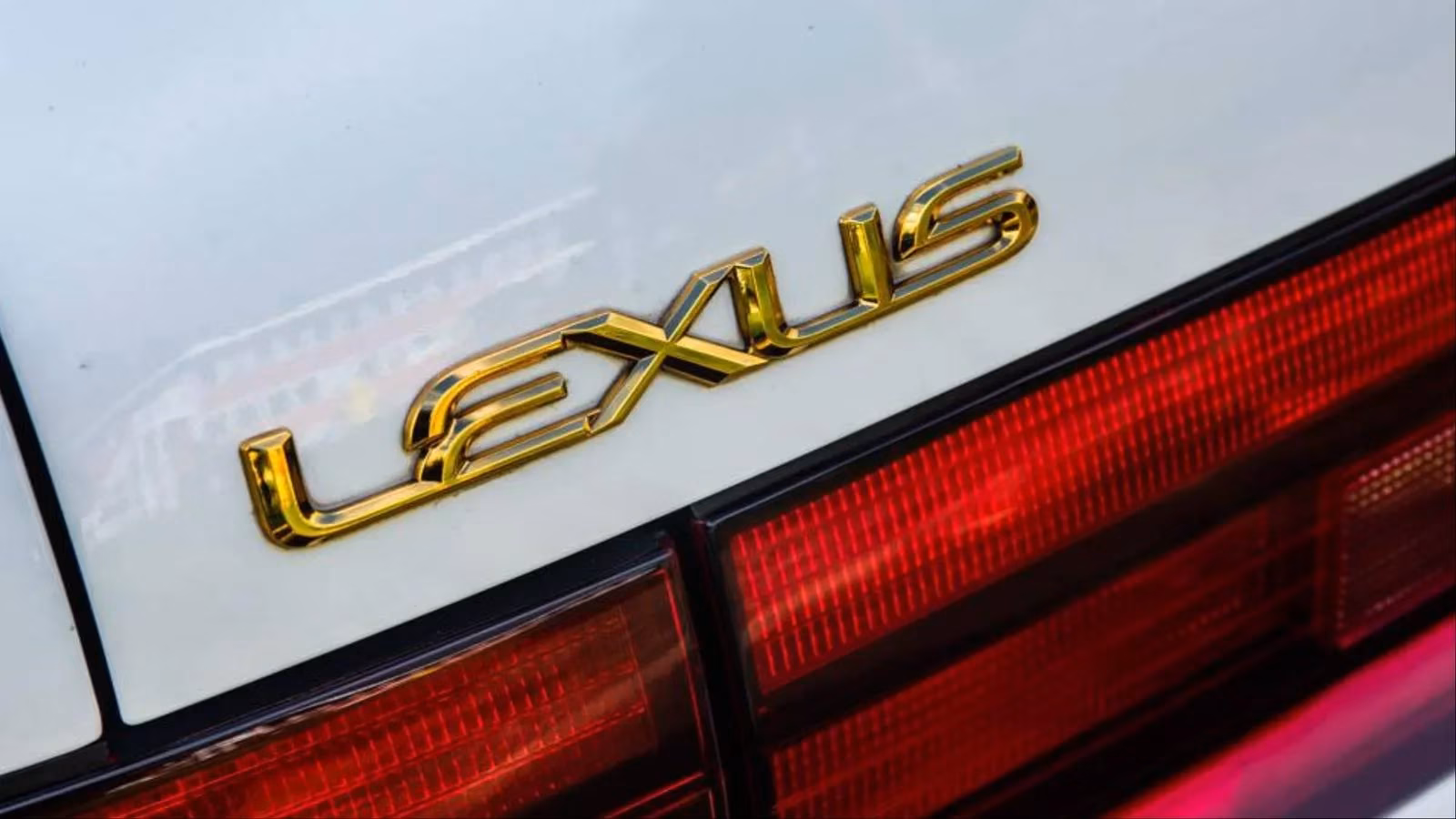 the-million-mile-lexus-ls400-a-legend-of-reliability-that-redefined-luxury-image-0