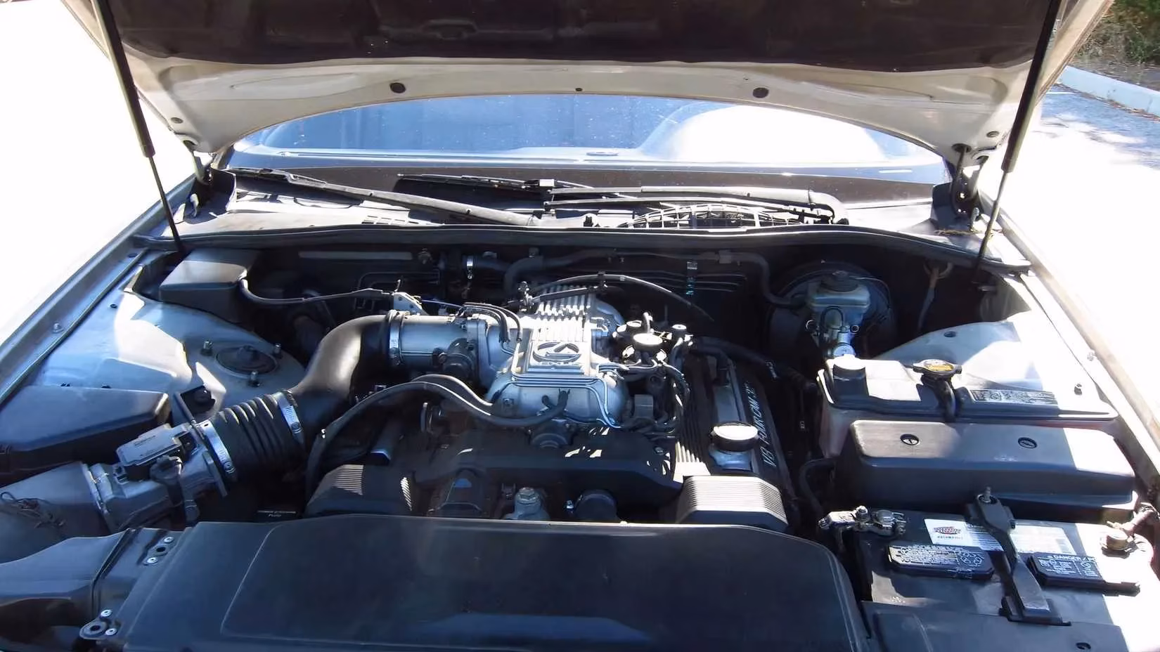 the-million-mile-lexus-ls400-a-legend-of-reliability-that-redefined-luxury-image-1