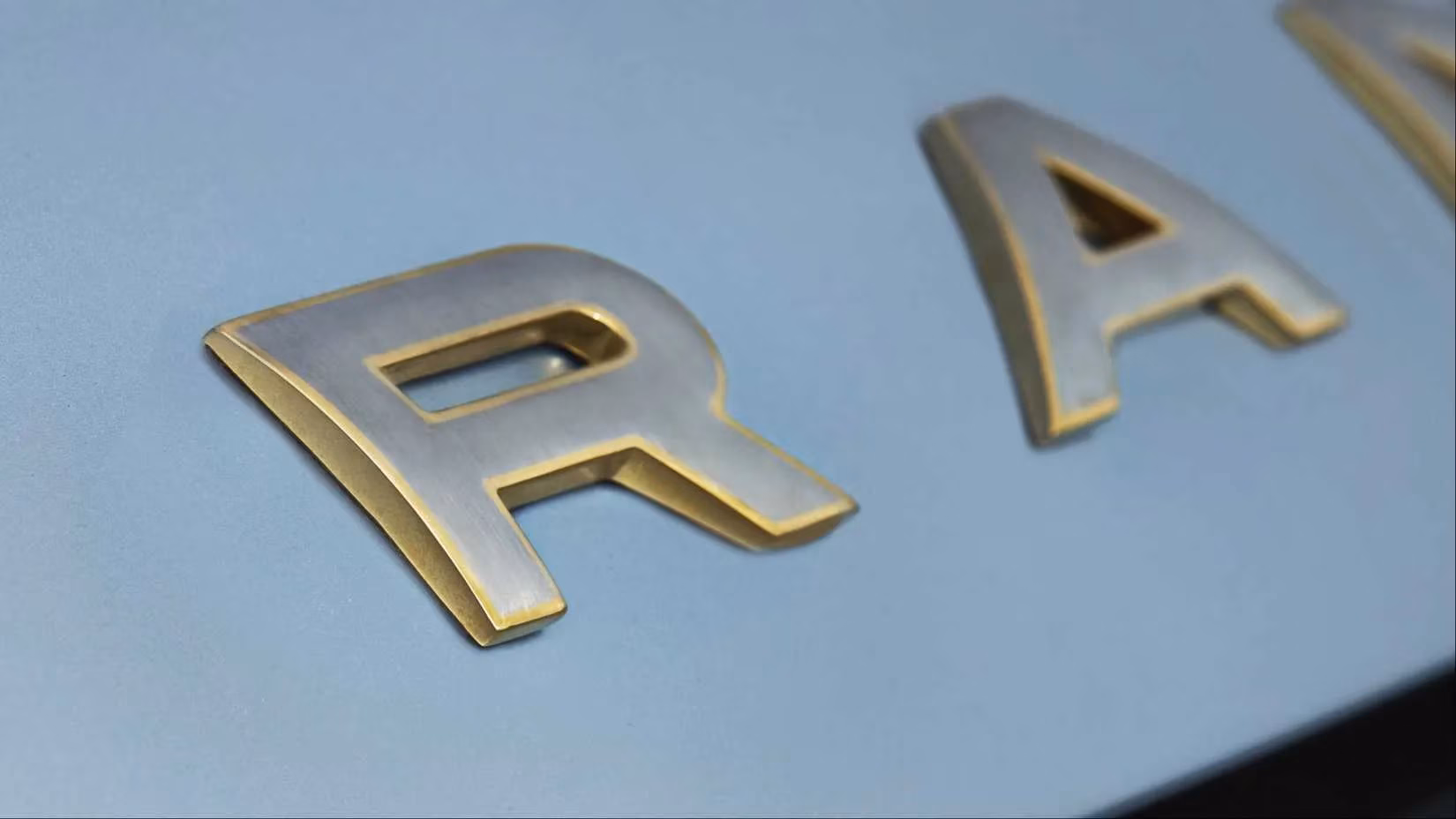the-one-off-range-rover-sv-candeo-is-a-golden-miami-sunrise-on-wheels-image-1
