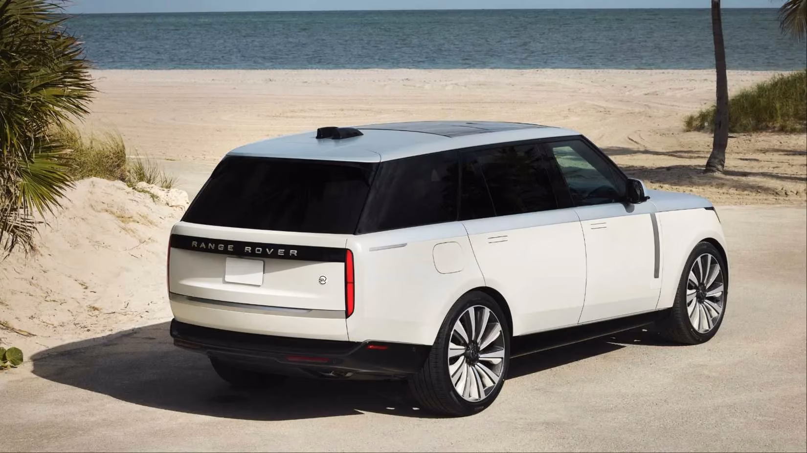 the-one-off-range-rover-sv-candeo-is-a-golden-miami-sunrise-on-wheels-image-3