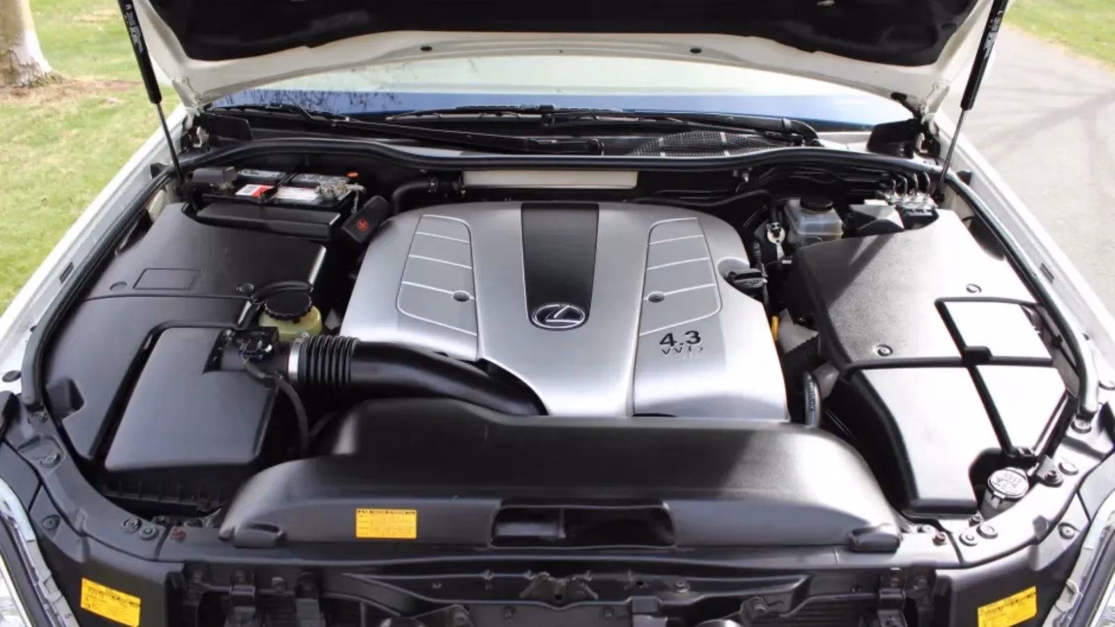 this-v8-luxury-land-yacht-is-shockingly-cheap-to-maintain-in-2026-image-0